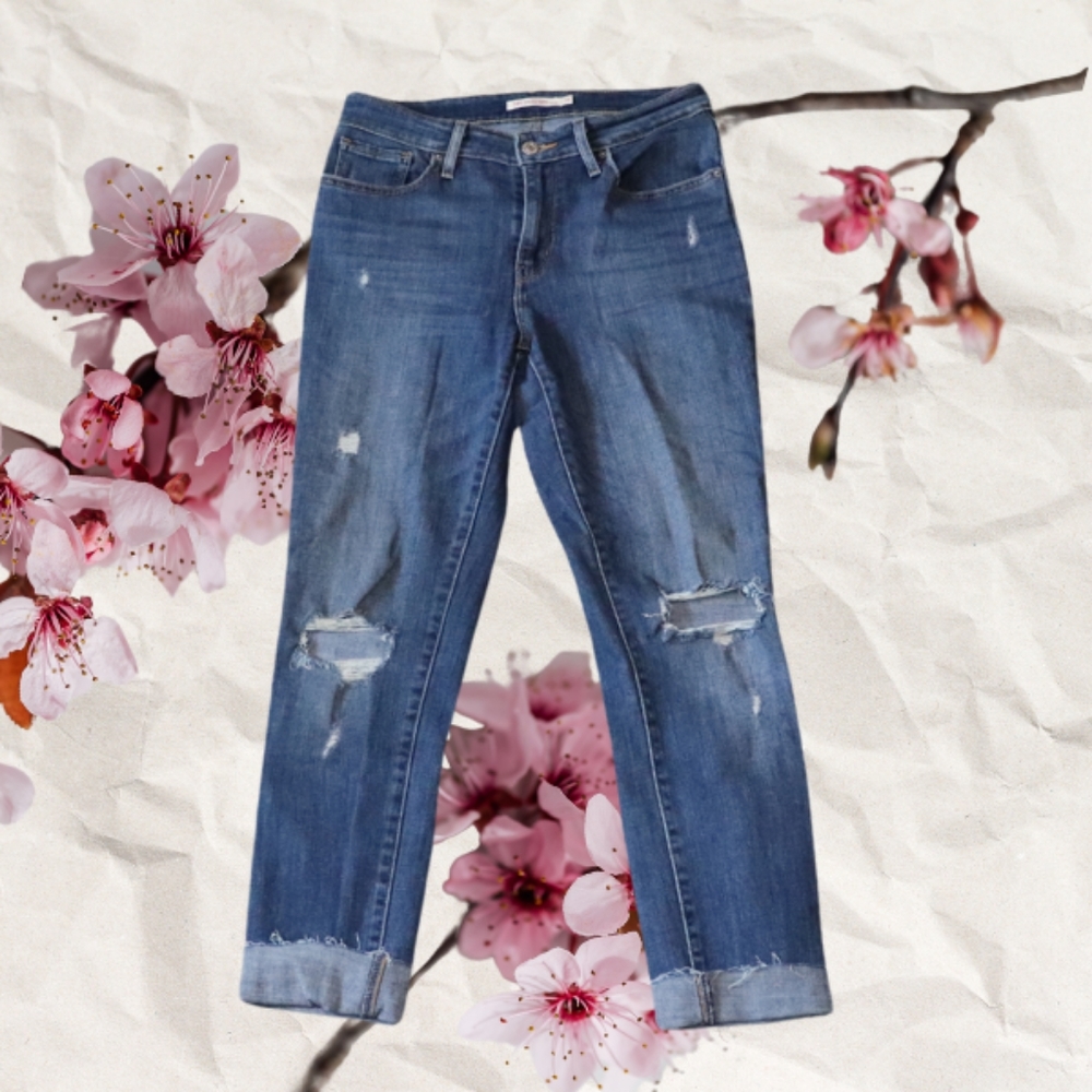 Levis 28" 721 high rise skinnys with raw hem and distressed detail